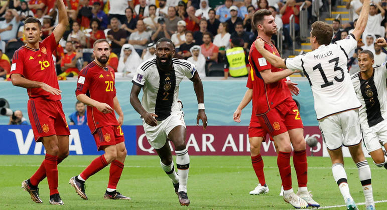 Rudiger comemora o gol da Alemanha contra a Espanha, mas o tento foi cancelado por impedimento