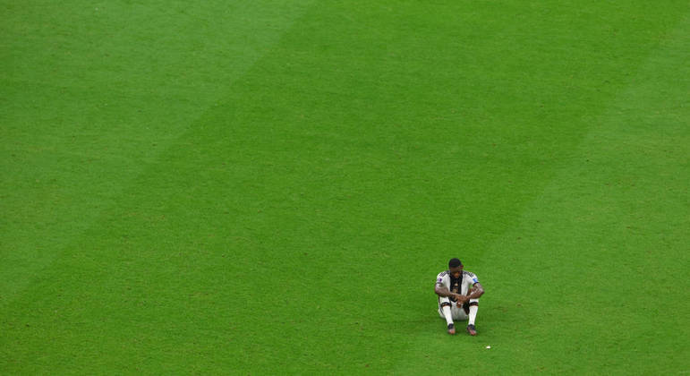 Rudiger fica desolado no gramado após a partida contra a Costa Rica que decretou a eliminação da Alemanha da Copa