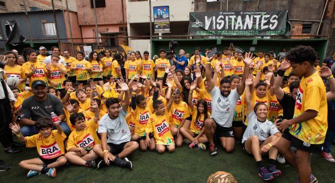 Crianças e jovens comemoram visita dos All Blacks no campo do Palmeirinha