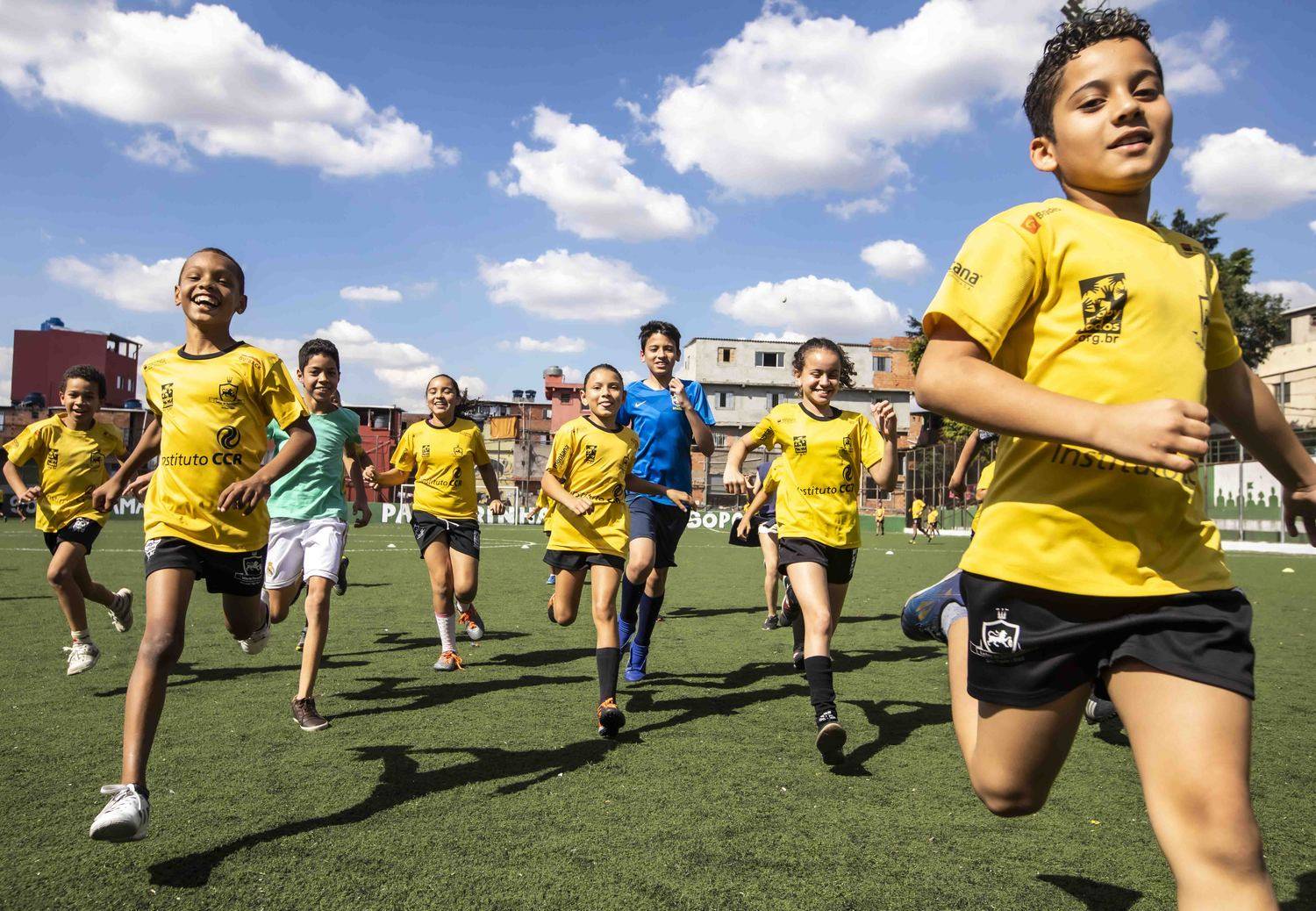 Taça da Copa do Mundo de Rugby visita projeto social em Paraisópolis -  Gazeta Esportiva