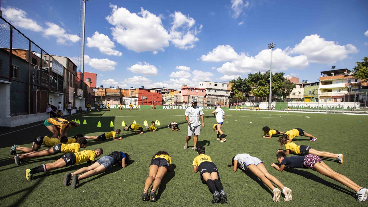 Taça da Copa do Mundo de Rugby visita projeto social em Paraisópolis -  Gazeta Esportiva