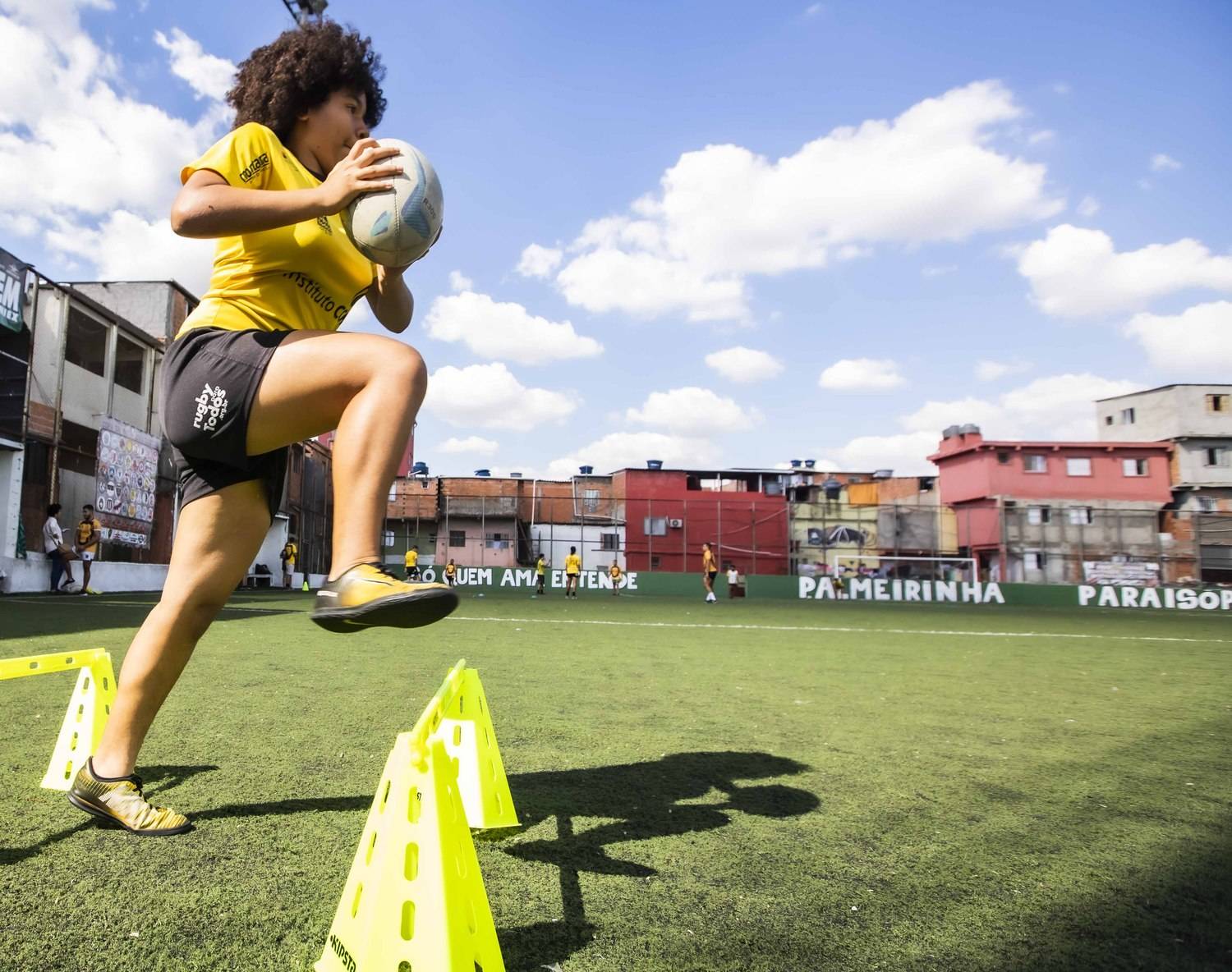 Taça da Copa do Mundo de Rugby visita projeto social em Paraisópolis -  Gazeta Esportiva