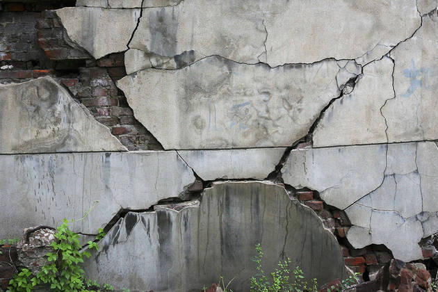 Tangshan, China - 255 mil mortesNo dia 27 de julho de 1976, a cidade chinesa de Tangshan sentiu um terremoto de 7,5 graus de magnitude.O número oficial de mortes é de 255 mil, mas estima-se que até 655 mil pessoas podem ter perdido a vida em consequência dos tremores. Danos materiais se estenderam até Pequim.Acima, uma imagem de 2006 mostra ruínas de um prédio, 30 anos após o terremoto