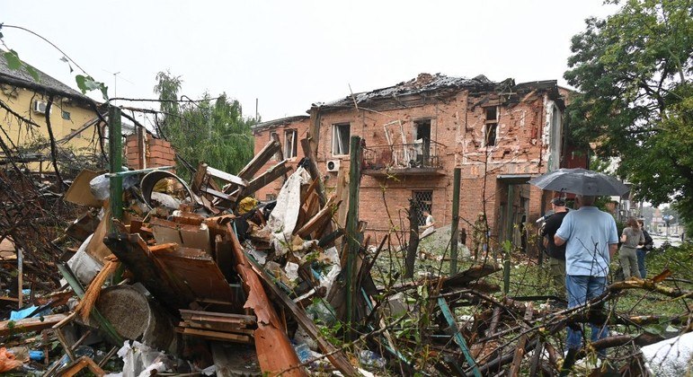Casa fica em ruínas após míssil em Kharkiv