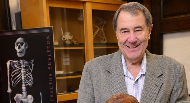 Russell Ciochon posa com réplicas dos crânios de 'Homo erectus' encontrados em Ngandong