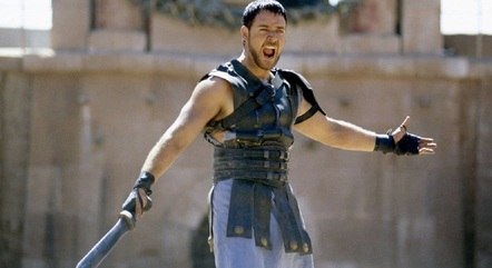 Russell Crowe em cena do ótimo “Gladiador”, campeão de reprises na TV paga
