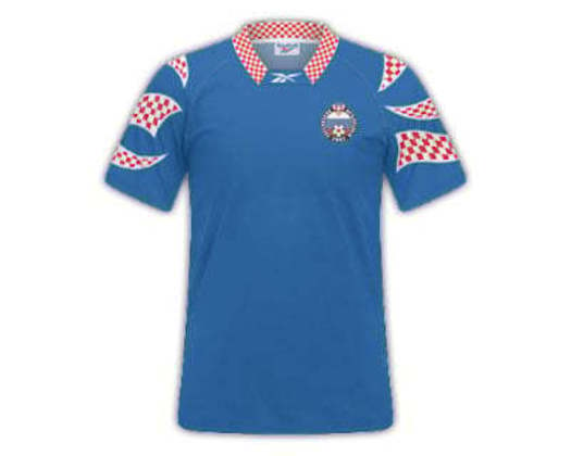 Rússia 1994 (segundo uniforme) - uma camisa azul escura com estampas xadrez nos ombros e o logo da fornecedora de material esportivo no meio da gola deixam a camisa estranha na visão do site. 