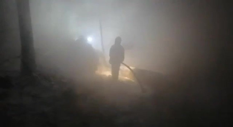 Bombeiros combatem as chamas no local do acidente, perto do vilarejo de Pivovarikha
