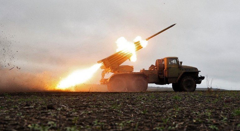 Um lançador de foguetes dispara contra posições russas, na região de Donetsk
