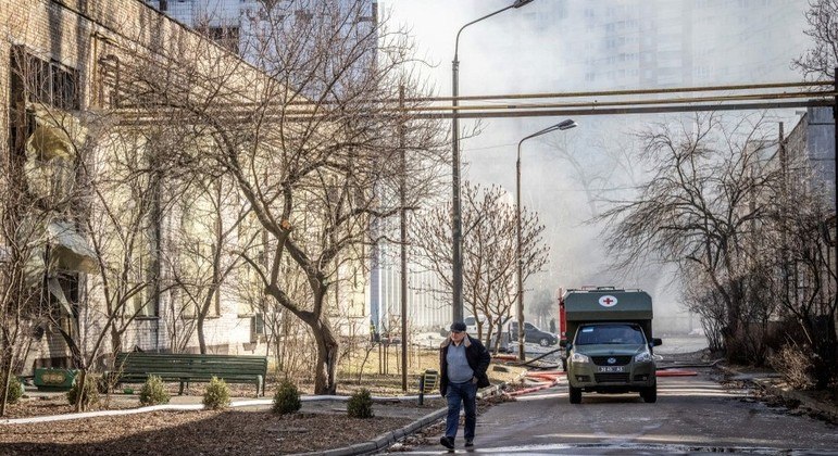 Ataque russo com drones matou pelo menos 1 pessoa que estava em instituto científico de Kiev