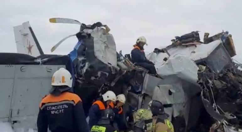 Especialistas trabalham no local onde o avião que transportava 22 pessoas caiu
