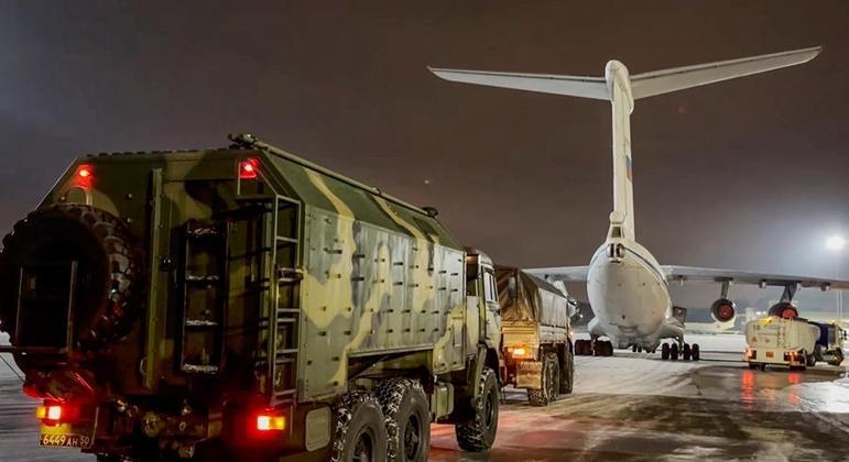 Rússia enviou 75 aviões com tropas para o Cazaquistão