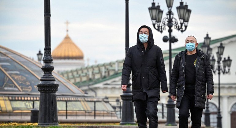 Pedestres usam máscaras e caminham no centro de Moscou, em meio à crise ligada à pandemia de Covid-19