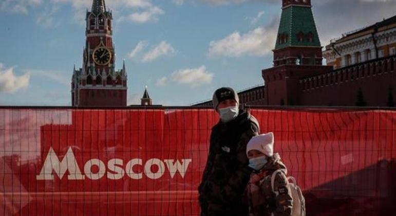 Pedestres passeiam de máscara em Moscou, em meio à pandemia da Covid-19