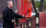  Durante a cerimônia, Putin colocou flores no Túmulo do Soldado Desconhecido, monumento que homenageia os soldados russos que morreram durante a Segunda Guerra Mundial