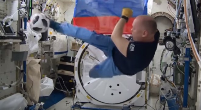 Astronauta joga futebol na Estação Espacial com bola oficial da Copa do Mundo