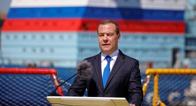 Dmitry Medvedev, ex-presidente da Rússia, discursa em São Petersburgo