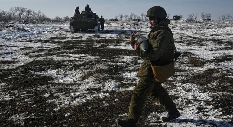 Membro do exército russo durante exercício militar na região sul de Rostov, na Rússia