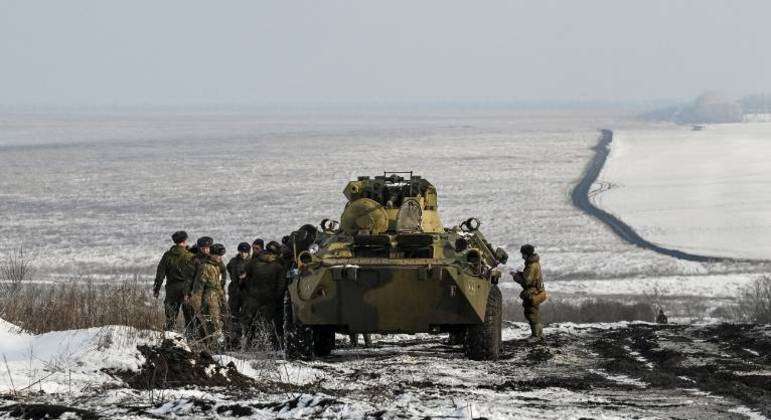 Militares russos são vistos ao lado de um veículo blindado durante exercícios em Rostov
