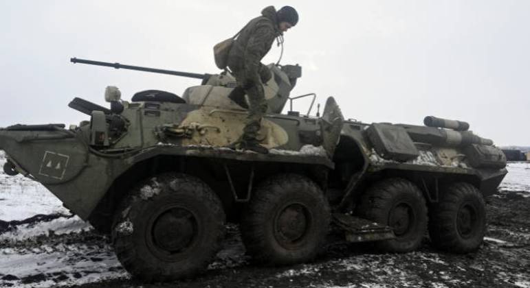 Membro do Exército russo desce de um veículo durante exercícios militares na região de Rostov