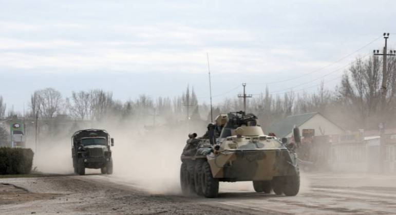 Veículos militares do Exército russo circulam na cidade de Armyansk, na Crimeia