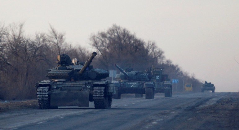 Membros do serviço de tropas pró-Rússia são vistos em estrada que leva a  Mariupol