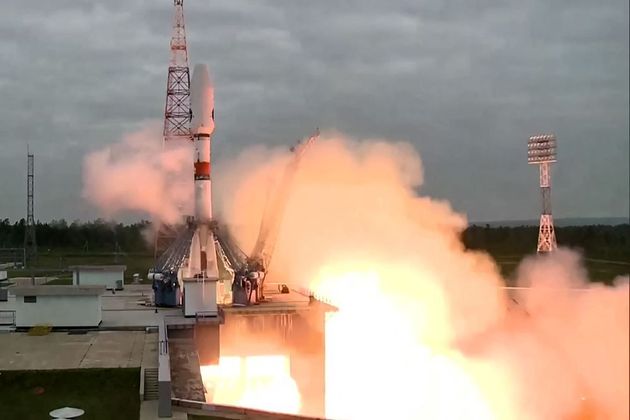 O programa espacial é motivo de orgulho na Rússia, devido ao lançamento do primeiro satélite em órbita, o Sputnik, o primeiro animal em órbita, com a missão da cadela Laika, e o envio do primeiro homem ao espaço, o cosmonauta Yuri Gagarin. Os Estados Unidos acabaram se impondo na corrida espacial, quando Neil Armstrong chegou à Lua, em 1969. No presente, as operações enfrentam dificuldades de inovação e falta de financiamento, já que Moscou prioriza os gastos militares. Além disso, o setor se viu abalado por escândalos de corrupção e fracassos de lançamento, além da concorrência de Estados Unidos, China e empresas privadas, como a Space X, do bilionário Elon Musk