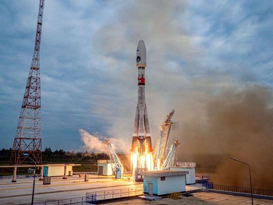 A sonda de 800 quilos foi lançada por um foguete Soyuz da base espacial de Vostochni, no extremo leste do país, às 2h10 no horário de Moscou (20h10 em Brasília), segundo imagens transmitidas ao vivo pela agência espacial Roscosmos. A aeronave se elevou, deixando para trás uma espessa nuvem de fumaça e chamas que se destacava no céu. O equipamento deve levar cinco dias para chegar à órbita lunar, onde ficará entre três e sete dias para escolher um bom lugar para o pouso na zona do polo sul do satélite