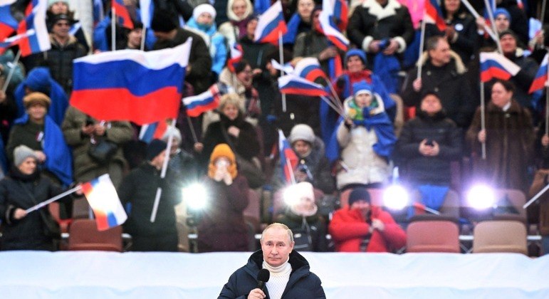 O presidente russo Vladimir Putin  fala em evento de aniversário da anexação da Crimeia
