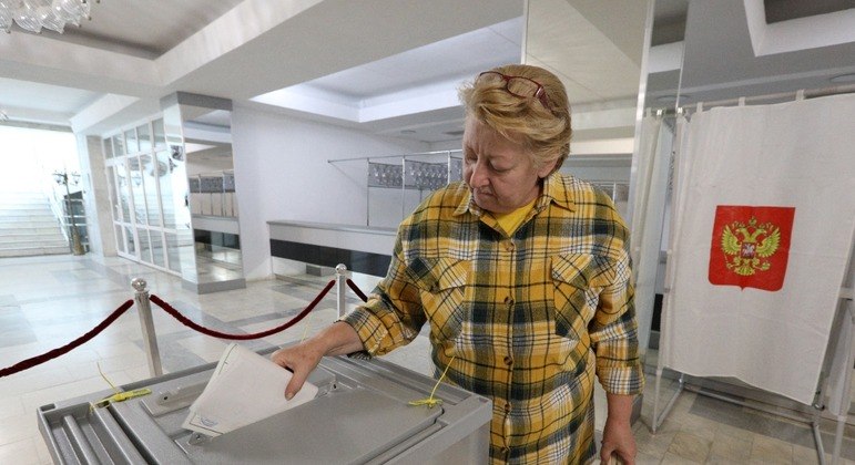 Mulher vota durante referendo de anexação de áreas ucranianas à Rússia