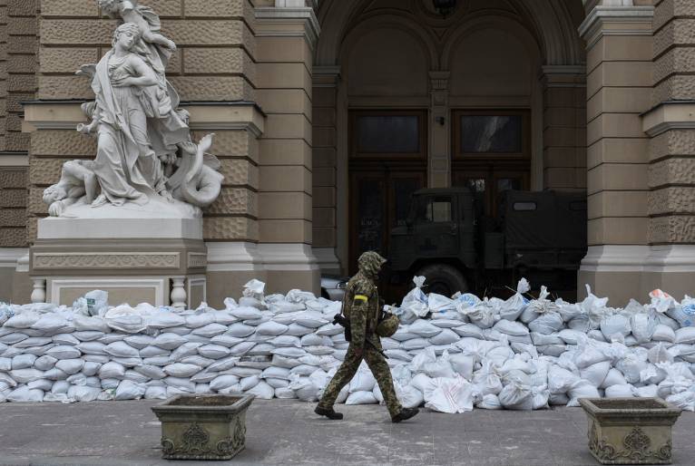 Um soldado ucraniano passa por barricadas em Odessa