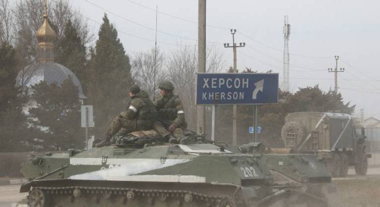 Militares são vistos em um veículo do Exército russo na Crimeia, próximo a Kherson