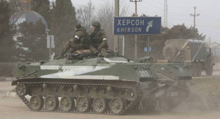 Militares são vistos em um veículo blindado do Exército russo na Crimeia