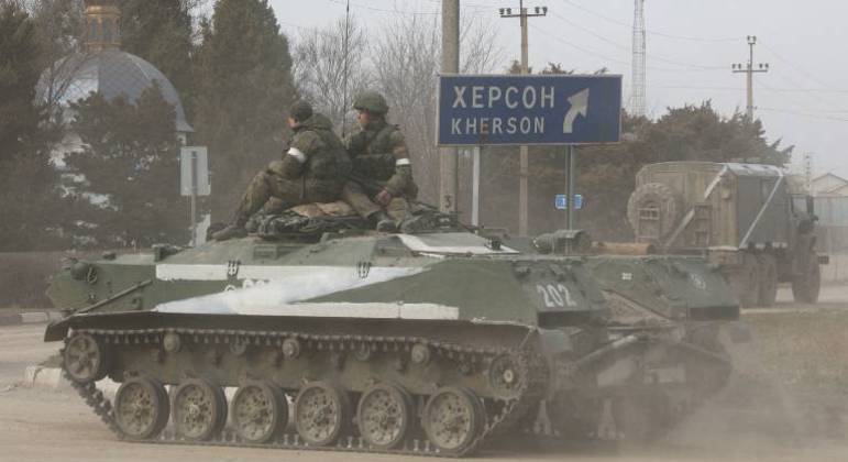 Militares são vistos em um veículo blindado do Exército russo na Crimeia