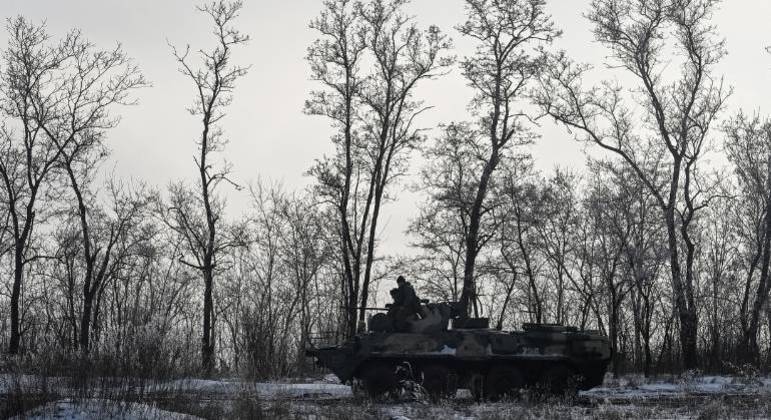 Membros do Exército russo dirigem veículo blindado na região sul de Rostov