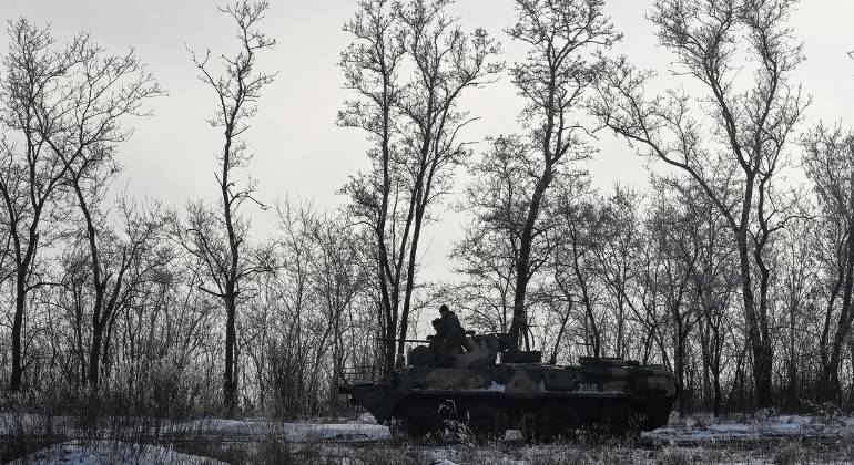 Membros do exército russo dirigem um veículo blindado na região sul de Rostov