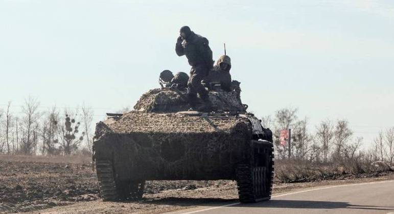 Soldados do Exército ucraniano são vistos em um veículo blindado, no leste da Ucrânia
