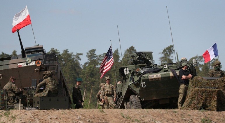 Soldados fazem exercício militar em meio à invasão russa da Ucrânia