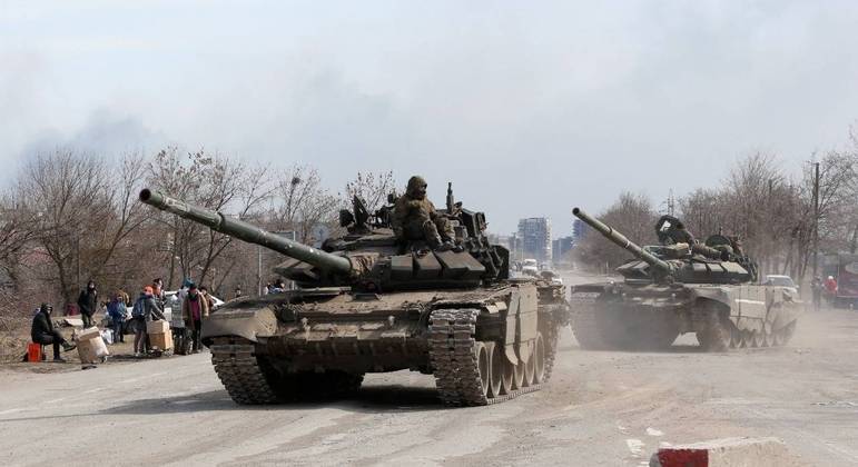 Membros do serviço de tropas pró-Rússia são vistos na cidade sitiada de Mariupol