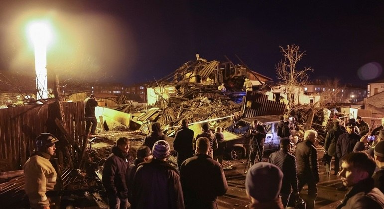 Local onde um avião militar caiu em um prédio residencial na cidade de Irkutsk, Rússia