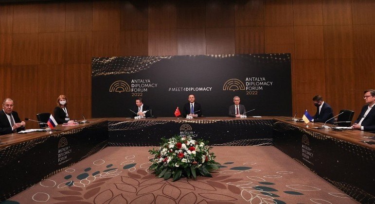 Ministros das Relações Exteriores da Rússia e da Ucrânia se encontraram na Turquia