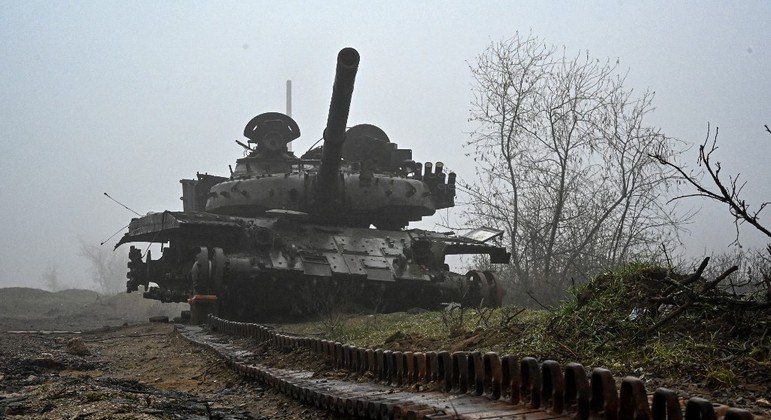 Tanque destruído nos arredores da aldeia de Kamyanka, região de Kharkiv, na Ucrânia