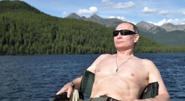 Putin divulgou fotos em que aparece sem camisa em um passeio ao ar livre