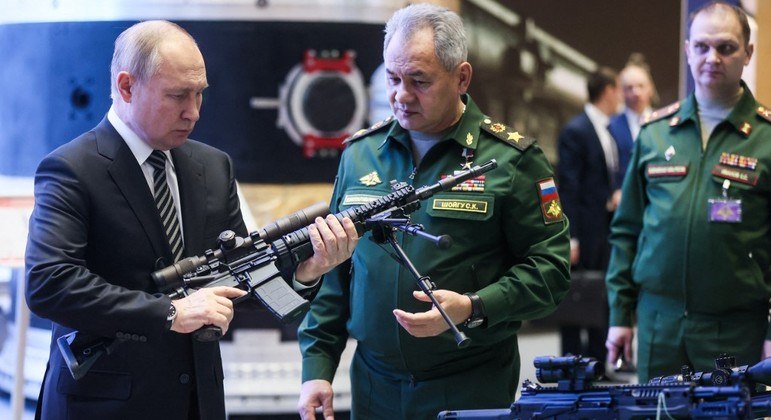 Presidente da Rússia, Vladimir Putin, examina rifle utilizado por suas tropas