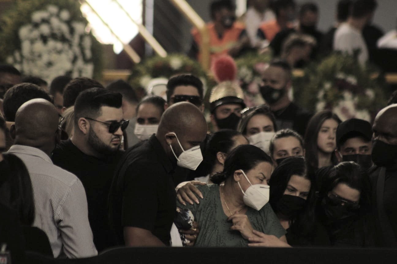 Ruth Moreira, mãe de Marília, não conteve a emoção e chorou muito durante a cerimônia. Ruth completou 53 anos na última quinta-feira (4) e ganhou uma linda homenagem da filha nas redes sociais. "Seu cuidado e carinho ultrapassam o limite do ser mãe. Você com seu coração gigante não se conforma em simplesmente ser mãe de Marília e João Gustavo, mas é mãe de todos que ama de verdade. Seu coração deveria ser estudado e reproduzido nas próximas gerações. O mundo seria mais bonito se existissem mais Ruths espalhadas por aí… Obrigada por cuidar tão bem do amor da minha vida. Seremos sempre nós. Conectadas, entrelaçadas e fortes. Juntas! Te amo, mãe! PRA SEMPRE! Feliz aniversário @ruthmoreira67", escreveu a sertaneja