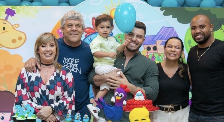 Mãe de Marília Mendonça posa com Murilo Huff e pede: 'Respeito'