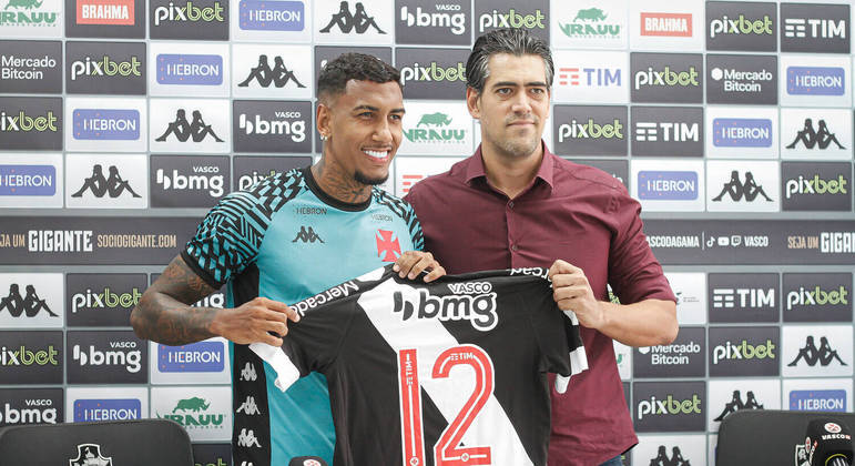 Rwan Cruz e Paulo Bracks na apresentação do atacante no Vasco
