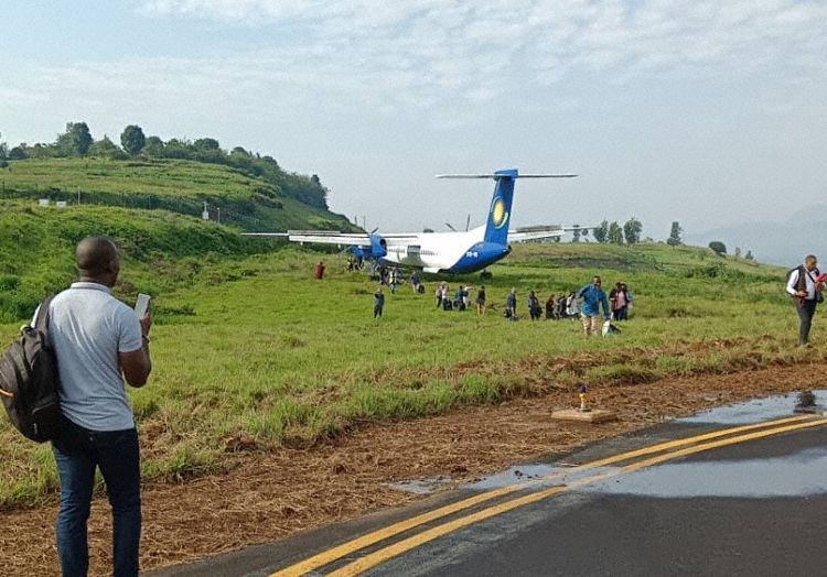 Rwandair DH8D: excursão de pista