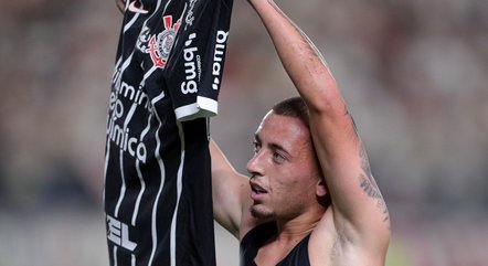 Ryan, do Corinthians, comemora gol contra o Universitario, do Peru