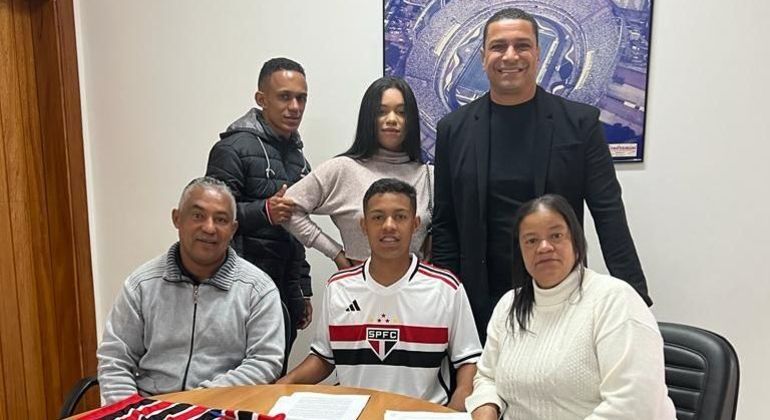 Atacante ao lado dos familiares e de seu empresário, o ex-jogador Fabiano